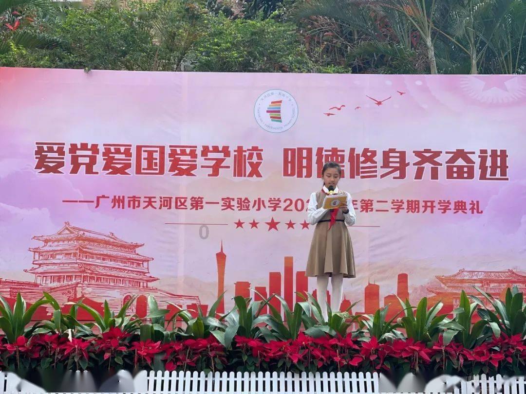 黑色西装连衣裙，优雅迷人，轻松穿出成熟又精致的美，吸引到你了吗？游戏画面